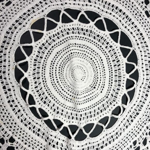 Round Small Crochet Table Cloth 29" Side Table Dresser Handmade Vintage Cottage - Picture 5 of 10
